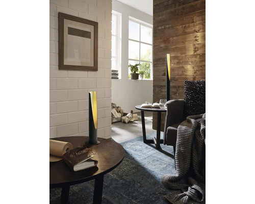 Vardagsrum med bordslampor och träpanel