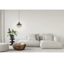 Vardagsrum med soffa, soffbord, pall och taklampa