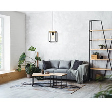 Vardagsrum med soffa, hylla, bord och hängande lampa