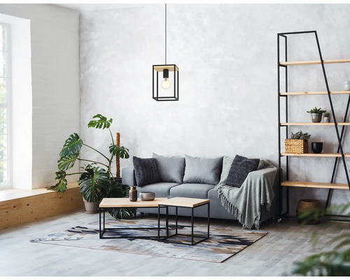 Vardagsrum med soffa, hylla, bord och hängande lampa