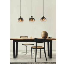 Matbord med tre hänglampor, stolar och dekoration