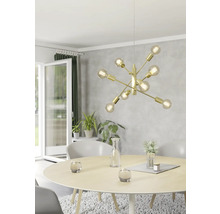 Modern matsalsscen med ett runt bord, stolar och en gyllene hängande lampa.