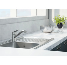 Blandare i metall i ett ljust kök med diskho