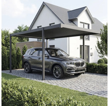 Carport med bil framför ett bostadshus.