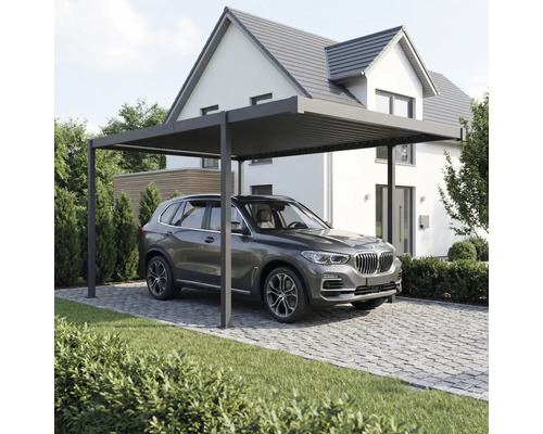 Carport med bil framför ett bostadshus.