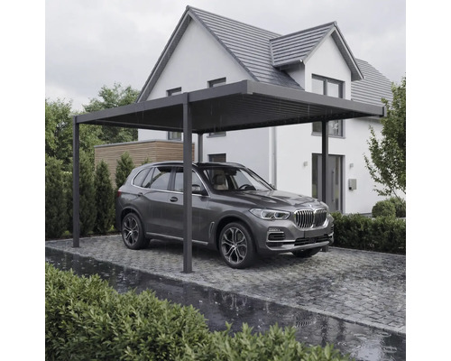 Grå bil under carport framför bostadshus