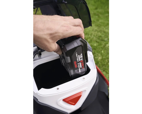 En hand sätter i ett Al-Ko 18 volt 36 volt batteri i en gräsklippare.