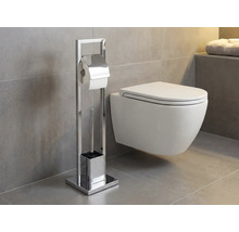 Toalett med fristående toalettpappershållare och toalettborste i badrummet