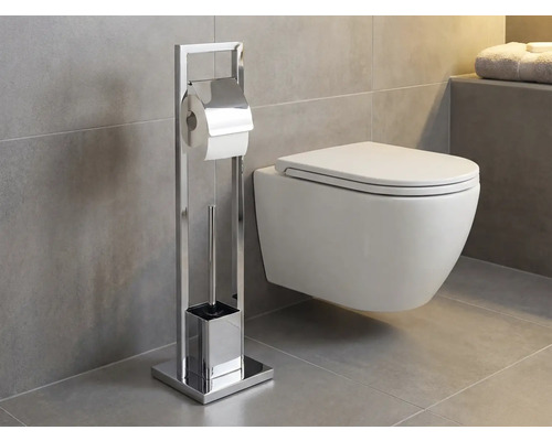 Toalett med fristående toalettpappershållare och toalettborste i badrummet