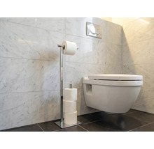 Badrum med toalett och toalettpappershållare i metall