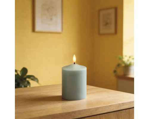 Brinnande stubinljus på ett bord