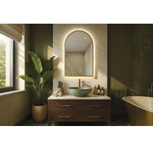 Badrum med tvättställ, spegel och växt för en ljus och rymlig atmosfär.