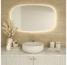 Badrum med handfat, spegel med belysning och tillbehör