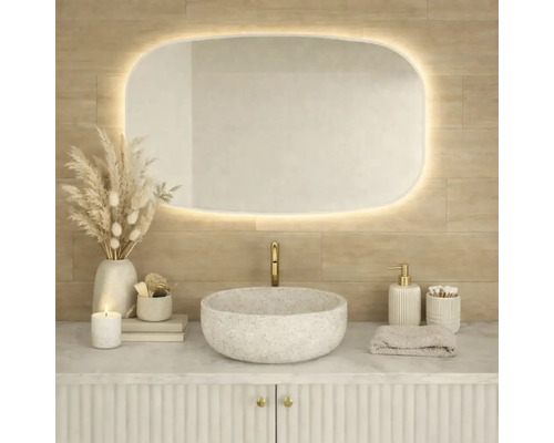 Badrum med handfat, spegel med belysning och tillbehör