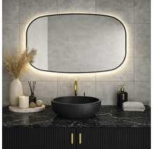 Badrum med svart tvättställsskåp, runt handfat och upplyst spegel