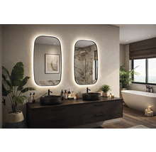 Badrum med tvättställ, två handfat och två belysta speglar