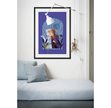 Inramad bild med karaktärerna Anna och Elsa från Frost på en rumsvägg ovanför en säng