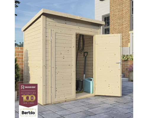 Trädgårdsskåp i trä med öppen dörr, trädgårdsredskap i bakgrunden. Rowlinson Group logotyp. Bertilo logotyp.