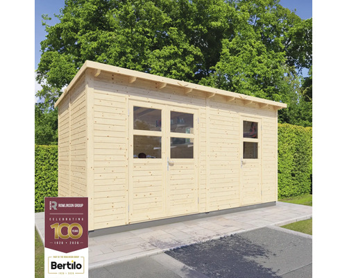 Trädgårdsskjul i trä med fönster och dörrar framför träd och Rowlinson Group Logo