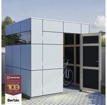 Modernt redskapsbod med öppen dörr och cykel inuti