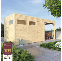 Trädgårdshus i trä med fönster och takbeklädd terrass med trädgårdsmöbler