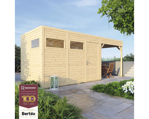 Trädgårdshus i trä med fönster och takbeklädd terrass med trädgårdsmöbler