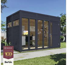 Modernt trädgårdskontor av trä med stora fönsterpartier och kontorsmöbler