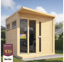 Trädgårdshus i trä med fönster och dörr i trädgården