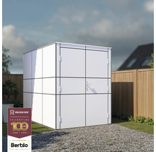 Trädgårdsskåp i metall på en grusyta framför en trädgård