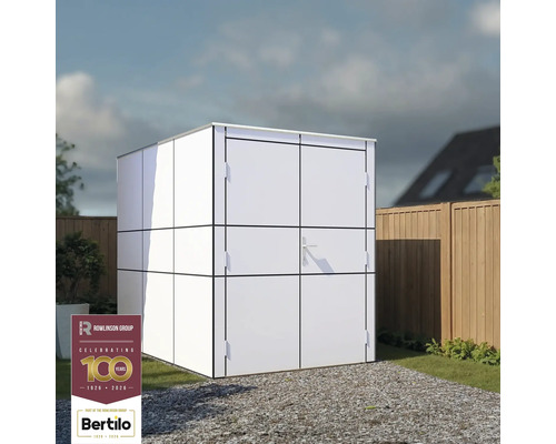 Trädgårdsskåp i metall på en grusyta framför en trädgård