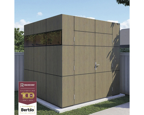 Trädgårdsskjul med fönster och dörr av träpaneler