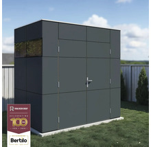 Grått trädgårdsskjul med fönster och dörr i trädgården