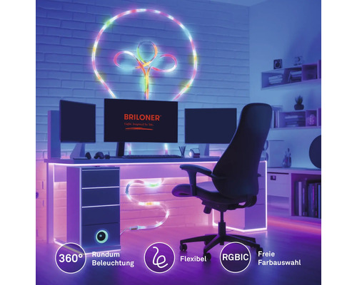 Flexibel RGBIC LED-list som 360 graders dekorativ belysning på vägg och skrivbord i ett arbetsrum med dator. Briloner Logo.