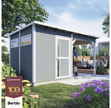 Trädgårdshus med terrass och sittande personer i trädgården