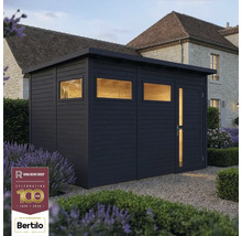 Mörkgrå trädgårdsbod i trä med platt tak, dörr och fönster i trädgården