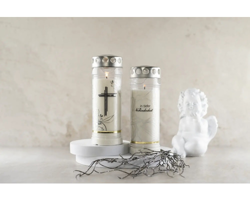 Två gravljus med motiv och silverfärgat lock