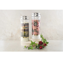 Två gravljus med kristna motiv, inklusive kors och rosmönster