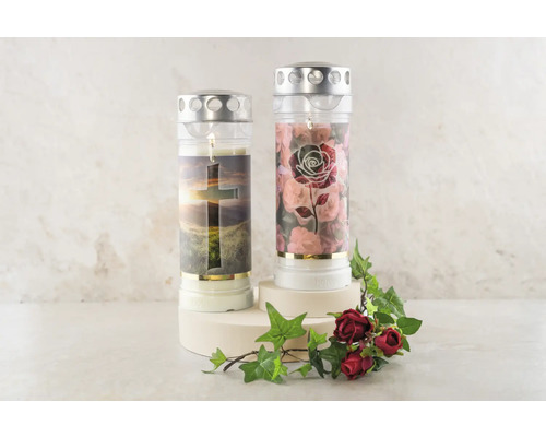 Två gravljus med kristna motiv, inklusive kors och rosmönster