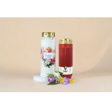 Två gravljus med blomsterdekorationer