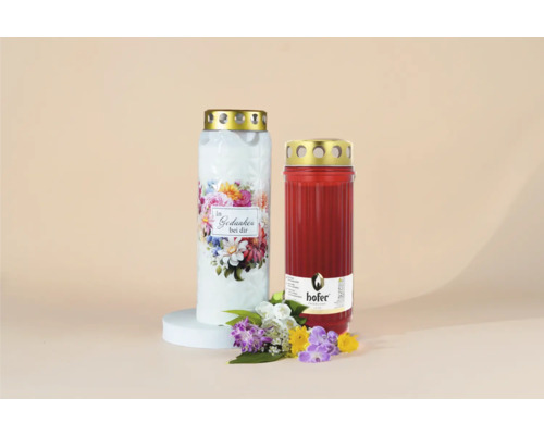 Två gravljus med blomsterdekorationer