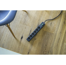 Grenuttag med sex uttag på trägolv