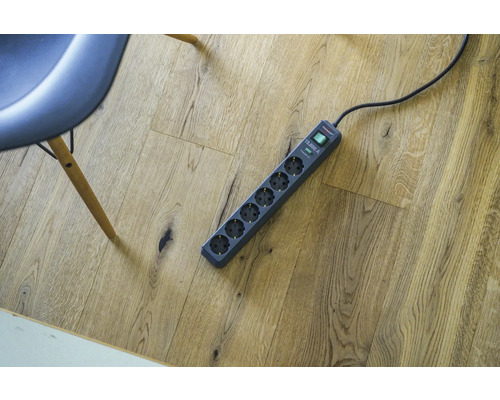 Grenuttag med sex uttag på trägolv