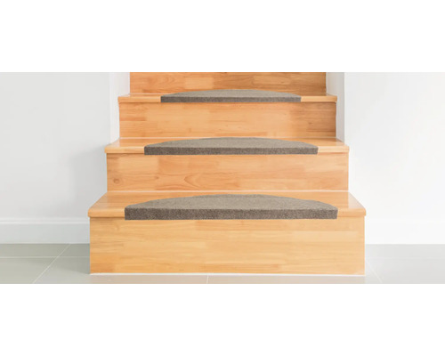 Trätrappa med trappstegsmattor