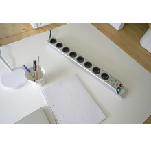 Grenuttag med åtta uttag på ett skrivbord