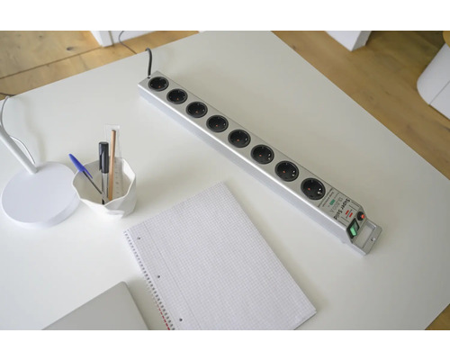 Grenuttag med åtta uttag på ett skrivbord