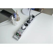 Grenuttag med kontakter på ett skrivbord