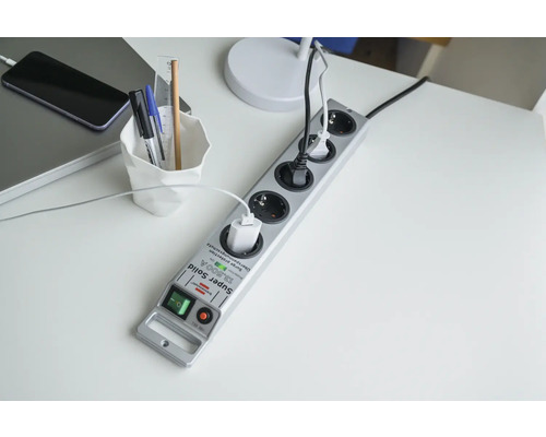 Grenuttag med kontakter på ett skrivbord