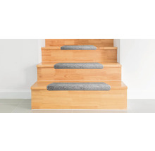 Trätrappa med grå trappstegsmattor.