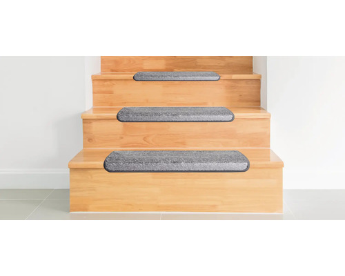 Trätrappa med grå trappmattor