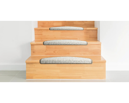 Trätrappa med trappstegsmattor